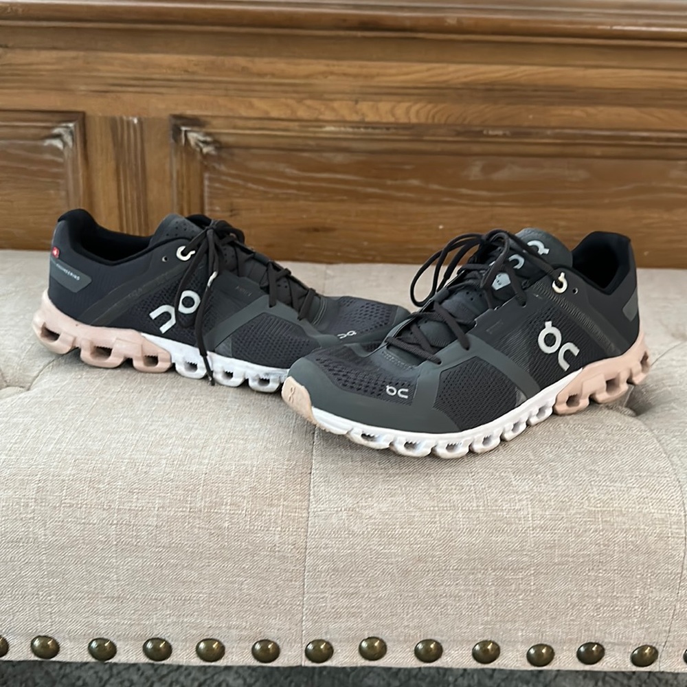 On Running-Cloudflow size 7 women’s sneakers -lots of wear left in these!